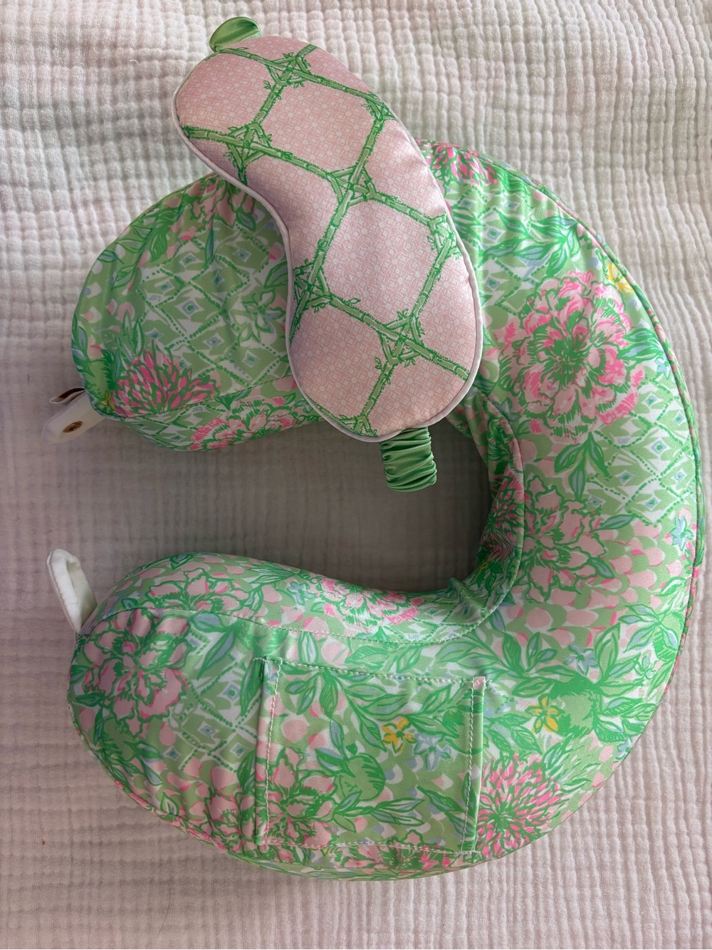 NWOT Lilly pulitzer silk neck pillow with silk eye mask. Never worn